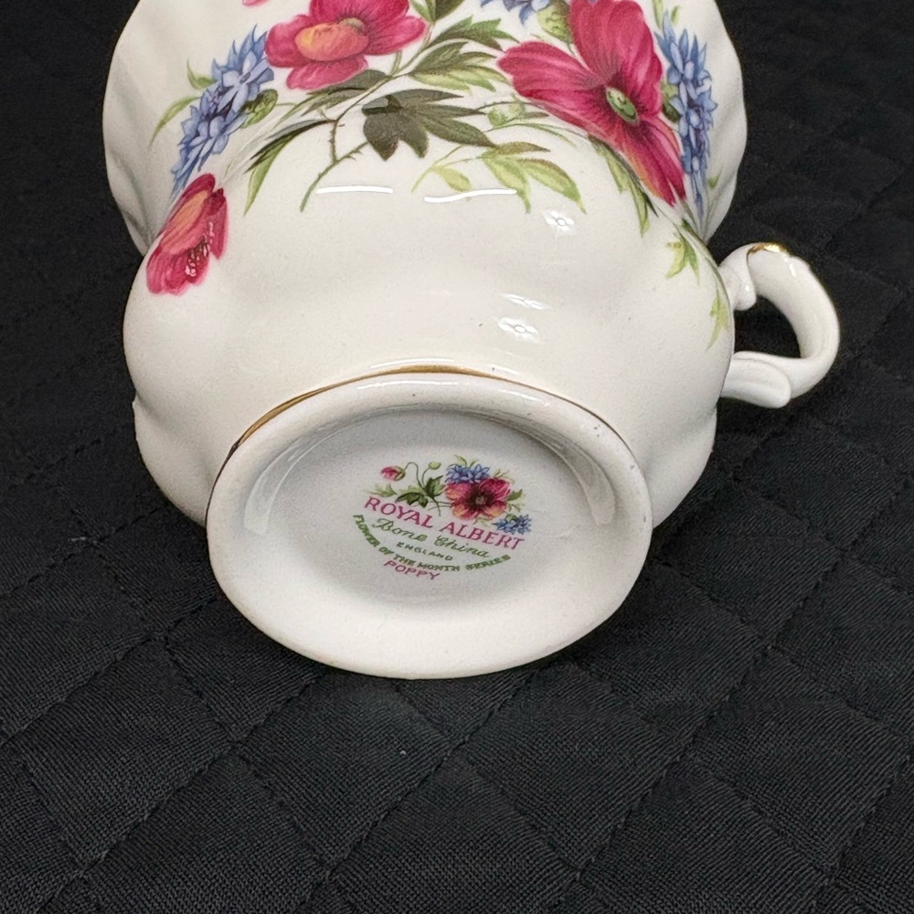 Royal Albert Bone China Flower of the Month August Poppy Teacup & Saucer - Picture 13 of 14